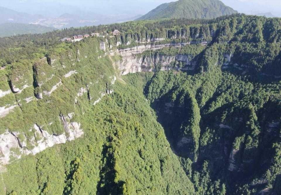 Ibis Hotel Gunung Emei Bagian luar foto