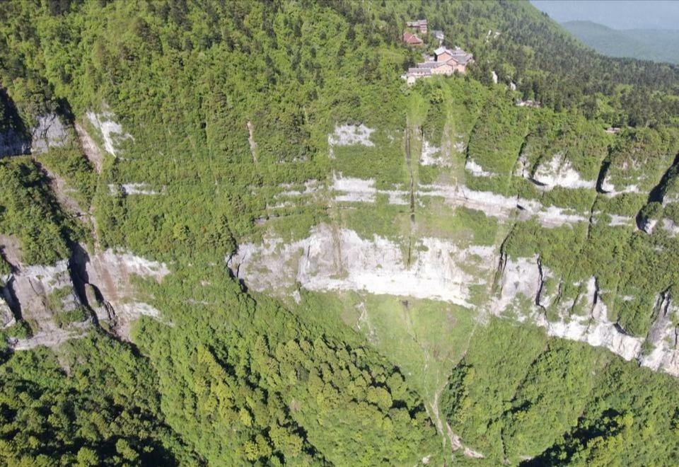 Ibis Hotel Gunung Emei Bagian luar foto